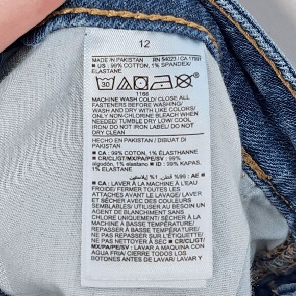 Old Navy High Rise Button Fly OG Straight Jean Shorts in Suki Wash size 12 - Picture 6 of 7